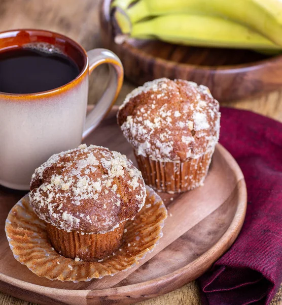 Banaan noten muffins en kop koffie — Stockfoto