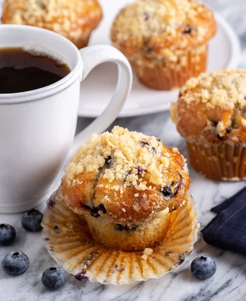 Muffin de arándanos con bayas y taza de café — Foto de Stock