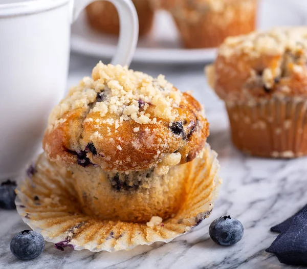 Çilek ve Kahve Fincanı ile Yaban Mersini Muffin