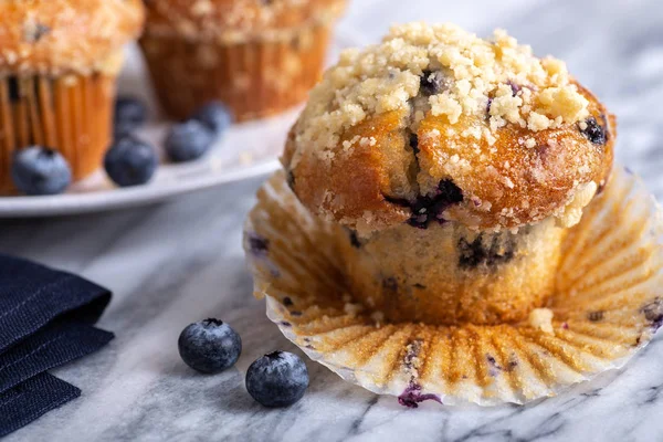 Muffin de arándanos con bayas en una superficie de mármol — Foto de Stock