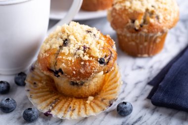 Çilek ve Kahve Fincanı ile Yaban Mersini Muffin