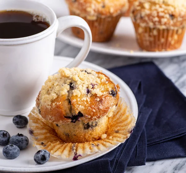 Borůvkový muffin s bobule a šálkem kávy — Stock fotografie