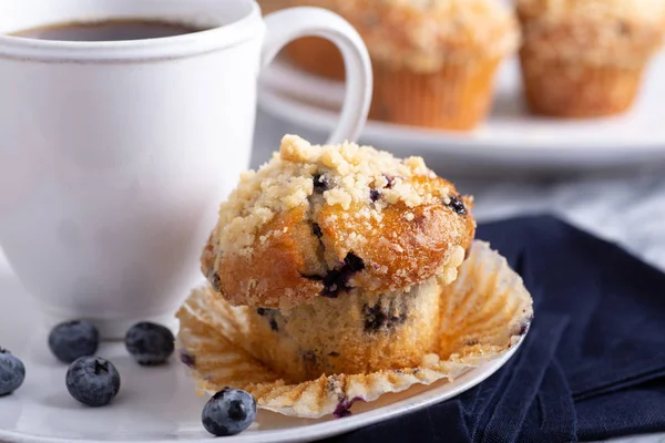 Muffin ai mirtilli con bacche e tazza di caffè — Foto Stock