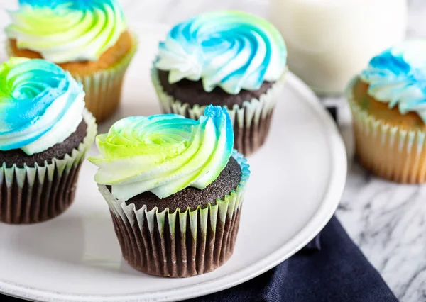 Schokoladen-Cupcake mit Buttercremezuckerguss — Stockfoto