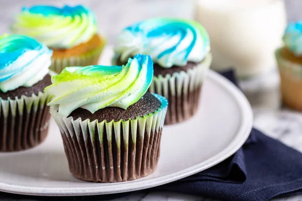 Chocolate Cupcakes com creme de manteiga de gelo — Fotografia de Stock