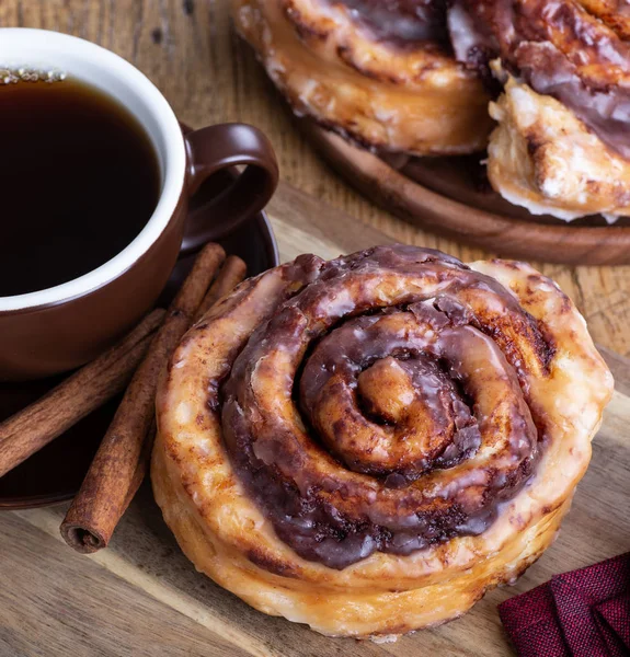 Cinnamon Roll With Cup of Coffee — Stock Photo, Image