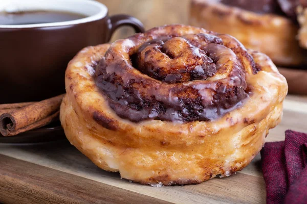 Cinnamon Roll With Cup of Coffee — Stock Photo, Image