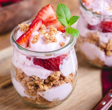 Taze çilekli yoğurt Parfait