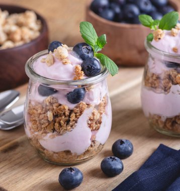 Taze yaban mersinli yoğurt.