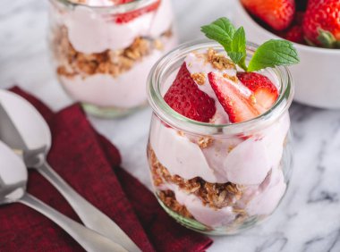 Taze çilekli yoğurt Parfait