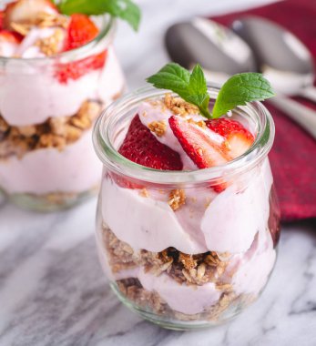 Taze çilekli yoğurt Parfait