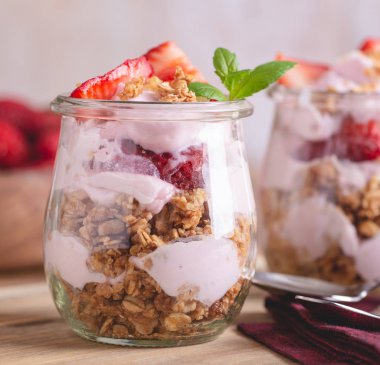 Taze çilekli yoğurt Parfait