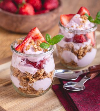 Taze çilekli yoğurt Parfait