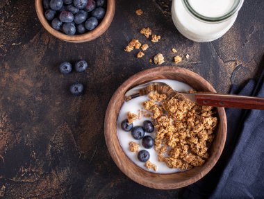 Taze Yaban Mersini ile Gevrek Granola Kahvaltı