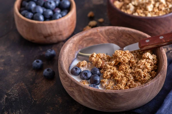 Crunchy Granola Breakfast With Fresh Blueberries — Stock Photo, Image