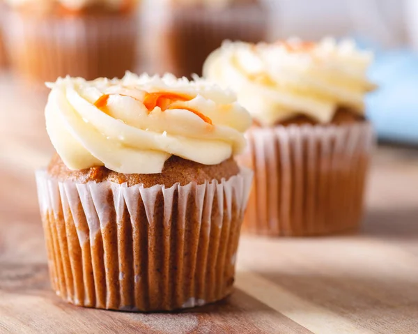 Karotten-Cupcakes mit Frischkäseglasur — Stockfoto