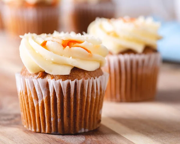 Morot muffins med grädde ost isbildning — Stockfoto