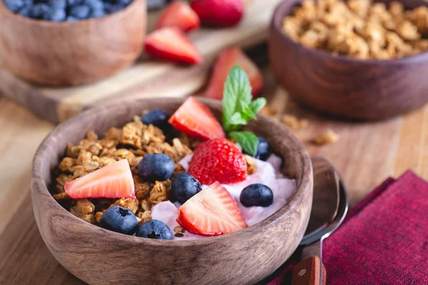 Tigela de café da manhã de Ganola e iogurte com frutas frescas — Fotografia de Stock