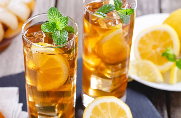 Üveg jeges tea citromos szeletekkel — Stock Fotó