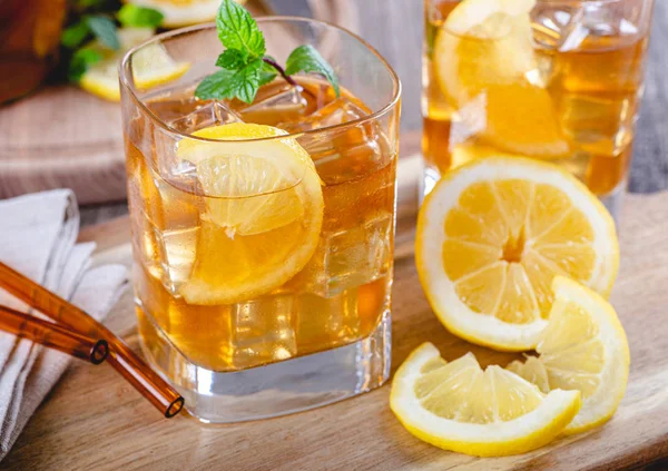 Glass of Refreshing Ice Tea With Lemon Slices — Stock Photo, Image