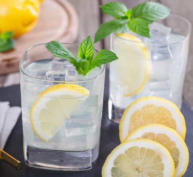 Limon Dilimleri ile Ferahlatıcı Limonata Gözlük
