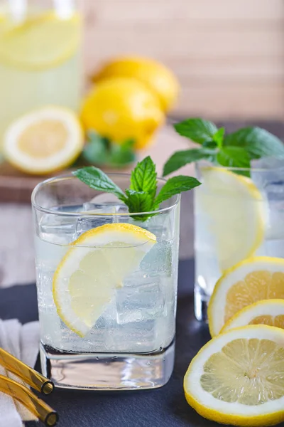 Окуляри освіжаючого лимонад з скибочками лимона — стокове фото