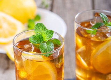 Limon Dilimleri ve Nane Yaprakları ile Ferahlatıcı Buz Çay Cam