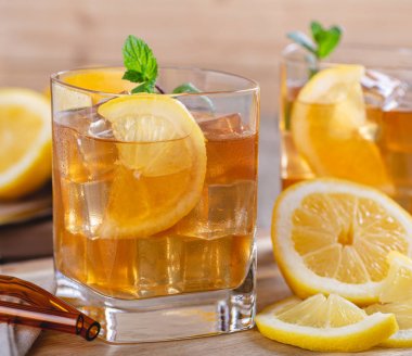 Limon Dilimleri ile Ferahlatıcı Buz Çay Cam