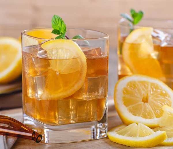 Келих освіжаючого чаю з льодом з скибочками лимона — стокове фото