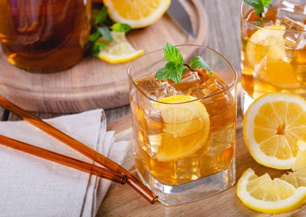 Glass of Refreshing Ice Tea With Lemon Slices — Stock Photo, Image
