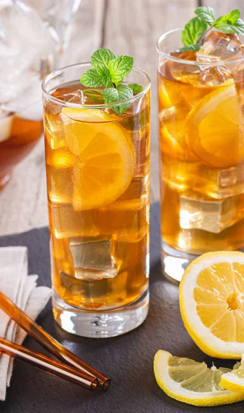 Glass of Refreshing Ice Tea With Lemon Slices — Stock Photo, Image