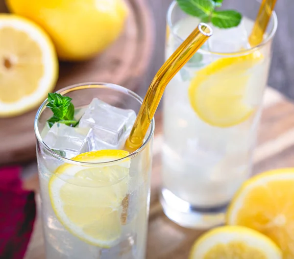 Vaso de limonada refrescante con rodajas de limón —  Fotos de Stock