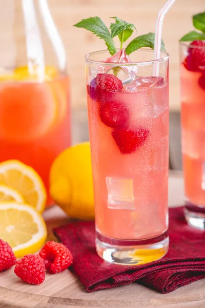 Copo de limonada de framboesa com bagas frescas — Fotografia de Stock