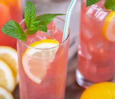 Limon Dilimleri ile Ahududu Limonata