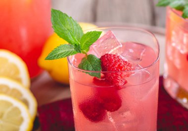 Taze çilek Ile ahududu limonata cam