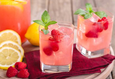 Taze çilek Ile ahududu limonata cam