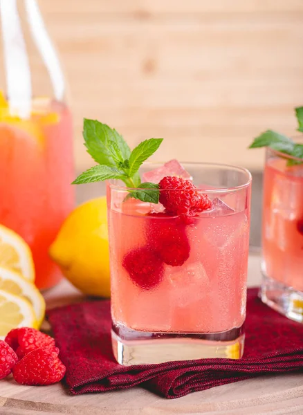 Copa de limonada de frambuesa con bayas frescas — Foto de Stock