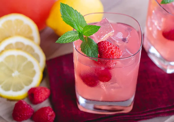 Copa de limonada de frambuesa con bayas frescas — Foto de Stock