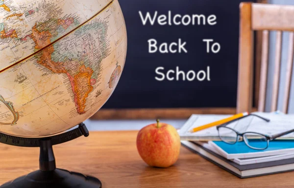 Globe op een school Bureau — Stockfoto