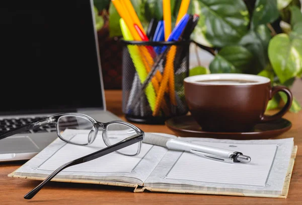 Caderno e acessórios em uma mesa de escritório — Fotografia de Stock