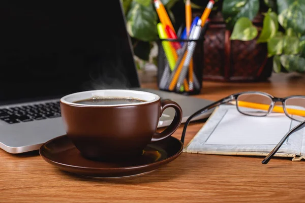 办公桌上的一杯热咖啡 — 图库照片