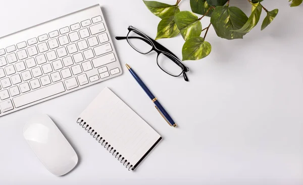 Clavier d'ordinateur, souris et objets de bureau sur un bureau blanc — Photo