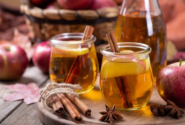 Dilimlenmiş Elma ve Tarçın Stick ile Elma Elma Şarabı