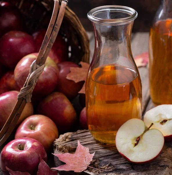 Karaff av cider med skivad äpple — Stockfoto