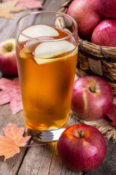 Glas cider met appelschijfjes — Stockfoto