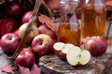 Apple eski ahşap yüzey on yarısında dilimlenmiş