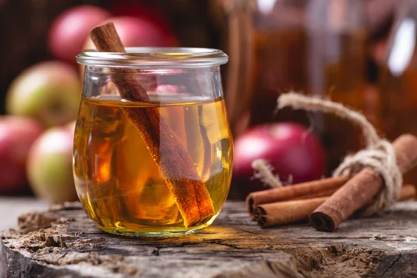 Glas äppel cider med kanelstänger — Stockfoto