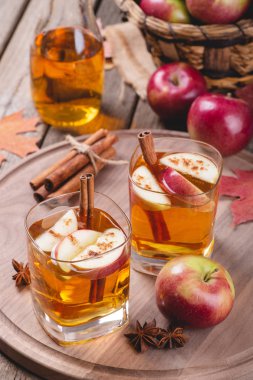 Elma Dilimleri ve Tarçın ile Elma Şarabı Gözlük