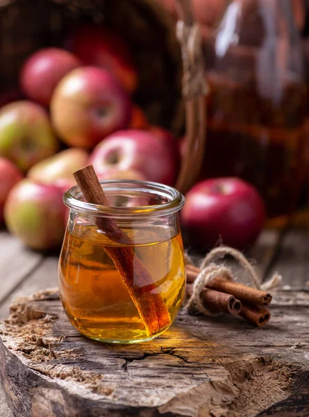 Glas äppel cider med kanelstänger — Stockfoto