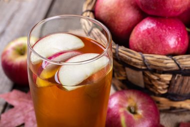 Apple Slice 'lar Ile bir bardak elma şarabı